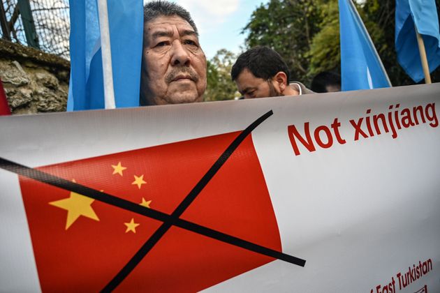 위구르족 무슬림 남성이 터키 이스탄불 중국 영사관 앞에서 위구르족의 독립을 촉구하는 배너를 들고 있다. 2019. 12. 13.