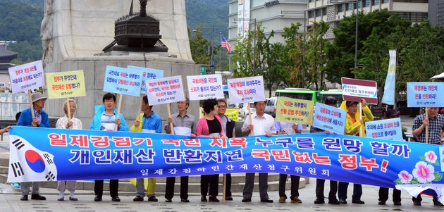 일제강점하 민간재산청구위원회 회원들이 서울 광화문광장에서 일제강점하 민간재산 보상입법을 촉구하는 기자회견을 갖고 있다