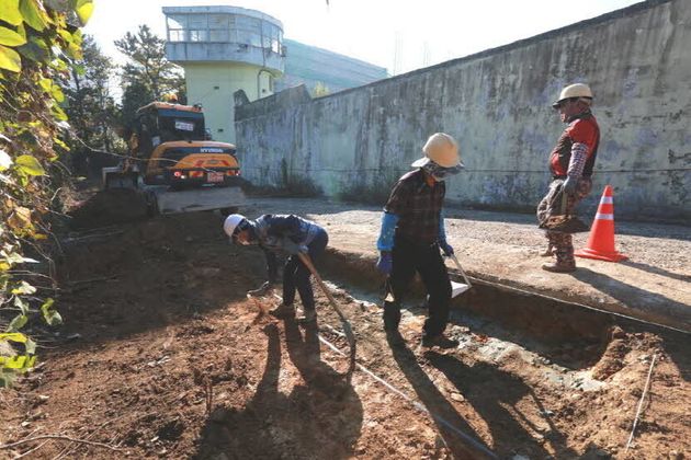 5·18기념재단이 지난 2017년 11월 암매장 추정지인 옛 광주교도소 담장 밖에서 발굴작업을 하고 있다.