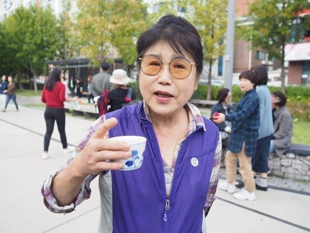 니시카와 씨의 커피 나눔에 동참한 한국 시민. 