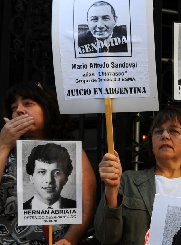 에르난 아브리아타의 지인과 가족들이 산도발의 송환을 주장하는 피켓을 들고 시위를 하고 있다. 