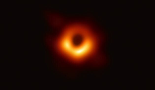 EHT 콜라보레이션이 촬영한 블랙홀의 이미지.