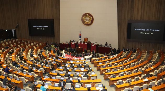 자유한국당 의원들이 27일 서울 여의도 국회 본회의장에서 제373회 국회(임시회) 제1차 본회의 개의를 막기위해 의장석을 둘러싸고 있다