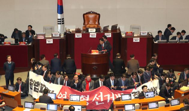 본회의장 발언대 둘러싼 한국당
