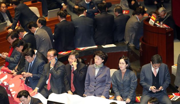 농성 중인 한국당 의원들