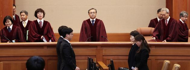 유남석 헌법재판소장과 재판관들이 27일 오후 서울 종로구 재동 헌법재판소 대심판정에 자리하고 있다.
