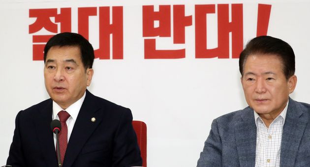 심재철 자유한국당 원내대표가 31일 서울 여의도 국회에서 열린 원내대책회의에서 모두발언을 하고 있다.