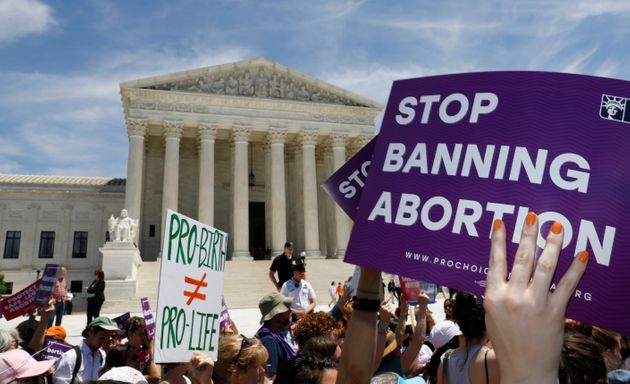 (자료사진) 임신중절권을 지지하는 시민단체 활동가들이 미국 연방대법원 앞에서 시위를 벌이는 모습. 워싱턴DC. 2019년 5월21일.