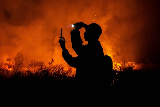 리아우주 페칸바루 이탄 지대 화재를 촬영 중인 사진가. 화전 농법 관행으로 2015년 이후 최악의 화재가 발생해 리아우에서만 수만 명의 환자가 발생했다. 2019/10/06