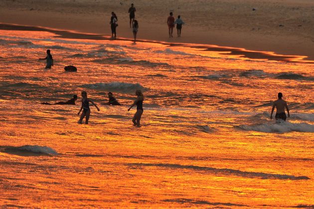 폭염 속, 시드니 본디 해변에서 석양을 즐기는 사람들. 12월 19일. 이 날 유례가 없는 폭염이 통제불가능한 들불을 퍼뜨려, 주택이 파괴되고 유해한 연기가 광범위한 지역을 메워 오스트레일리아에서 가장 인구가 많은 시드니 지역에 비상사태가 선포되었다.