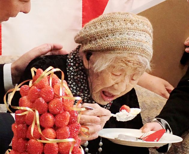 116세 생일에 케이크를 먹고 있는 다나카씨 