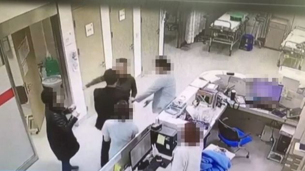 2018년 11월 부산에 있는 한 병원에서 경찰 간부가 의료진을 상대로 난동을 부리는 모습이 CCTV 화면에 잡혔다.