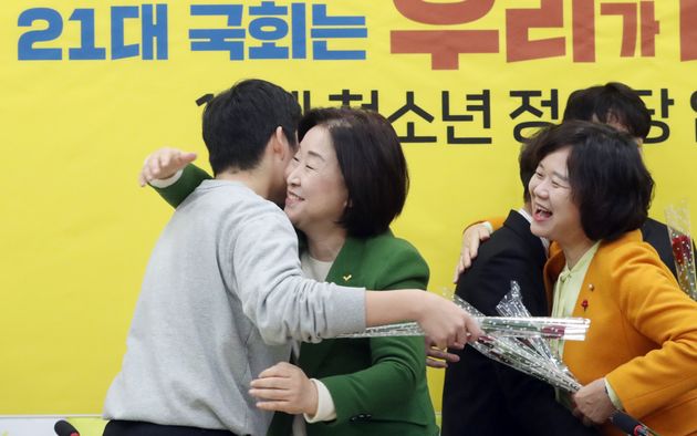 심상정 정의당 대표와 이정미 의원이 7일 서울 여의도 국회에서 열린 18세 청소년 입당식에서 청소년을 포옹하며 환영하고 있다.
