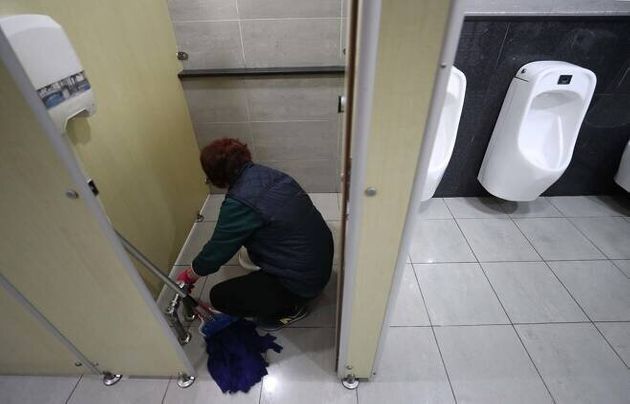 차귀순씨가 지난달 17일 오전 부산 지하철 1호선 ㄱ역 화장실을 청소하고 있다