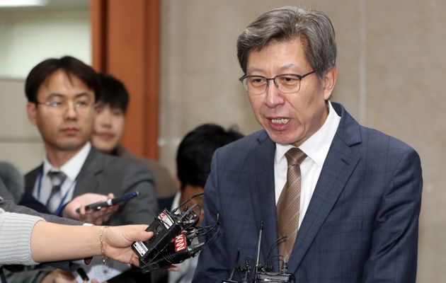 박형준 혁신통합추진위원장이 9일 서울 여의도 국회 정론관에서 혁신통합추진위의 보수 통합 중점사안에 대한 입장을 밝히고 있다.