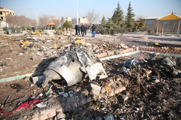 우크라이나국제항공 PS752편 여객기 추락 지점에 기체 잔해 등이 널려있다. 테헤란, 이란. 2020년 1월8일. 