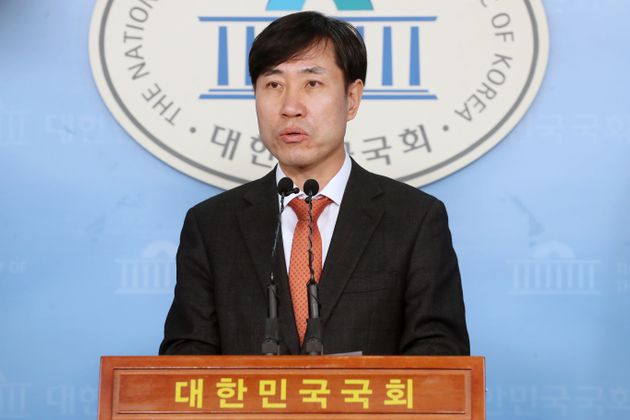 하태경 새로운보수당 책임대표가 13일 오전 서울 여의도 국회 정론관에서 기자회견을 갖고 있다.