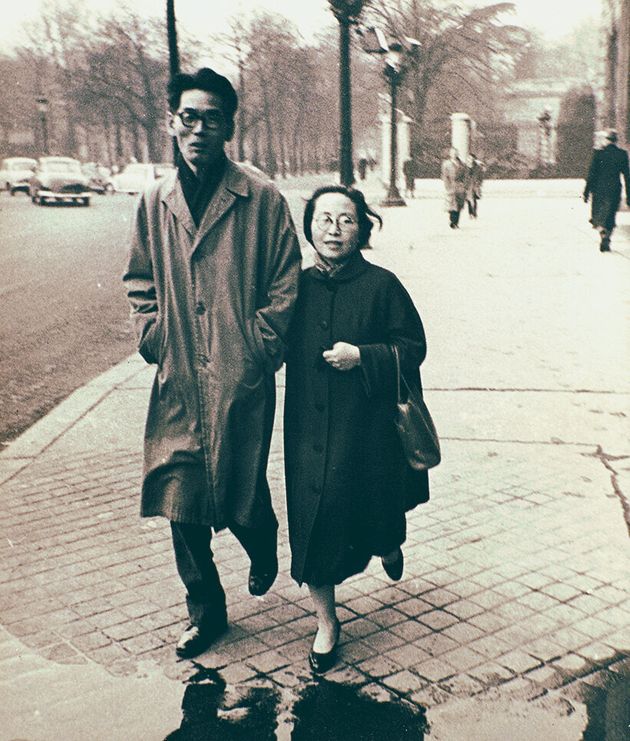 파리 거리를 걷고 있는 김환기(왼쪽)와 김향안(오른쪽), 1957