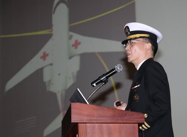 이국종 센터장이 2019년 1월 오전 부산 남구 해군작전사령부에서 열린 '제8주년 아덴만 여명작전 기념행사'에서 특별강연을 하고 있다.