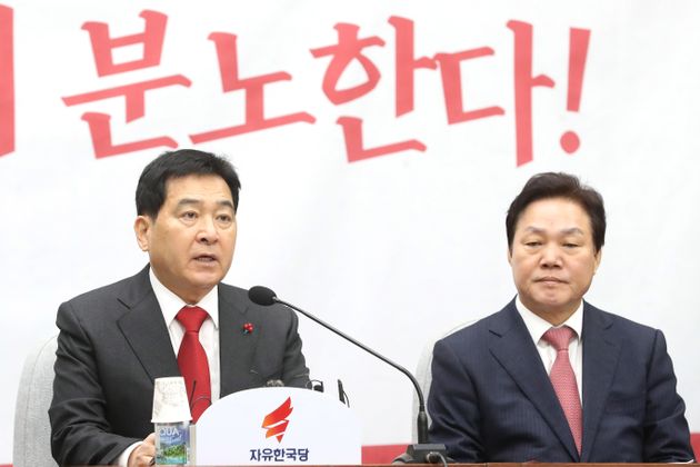 심재철 자유한국당 원내대표(왼쪽)가 14일 오전 서울 여의도 국회에서 열린 원내대책회의에서 모두발언을 하고 있다.