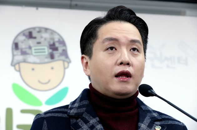임태훈 군인권센터 소장이 16일 오전 서울 마포구 군인권센터에서 한국군 최초의 성전환 수술을 한 트랜스젠더 부사관 관련 긴급 기자회견을 하고 있다.