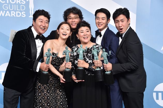 LOS ANGELES, CALIFORNIA - JANUARY 19: (L-R) Song Kang Ho, So-dam Park, director Bong Joon-ho, Jeong-eun Lee, Woo-sik Choi, and Sun-kyun Lee, winners of Outstanding Performance by a Cast in a Motion Picture for 'Parasite', pose in the press room during the 26th Annual Screen Actors Guild Awards at The Shrine Auditorium on January 19, 2020 in Los Angeles, California. 721430 (Photo by Gregg DeGuire/Getty Images for Turner)