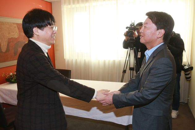안철수 전 바른미래당 의원이 21일 서울 중구 달개비에서 김경률 전 참여연대 공동집행위원장과 만나 대화하고 있다.