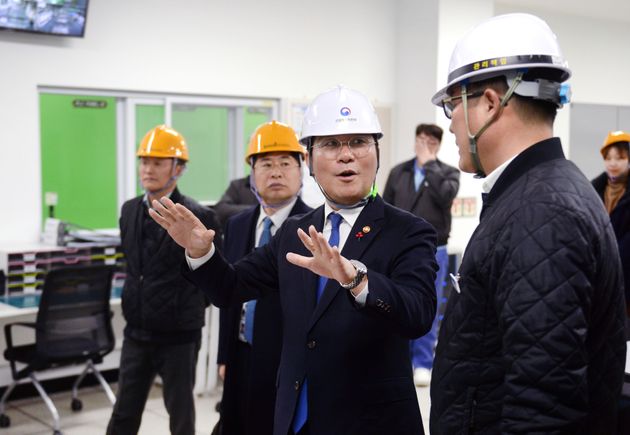 성윤모 산업통상자원부 장관이 지난 1월 2일 오후 충남 공주시 화학 소재 전문기업인 솔브레인 공장을 찾아을 둘러보고 있다.