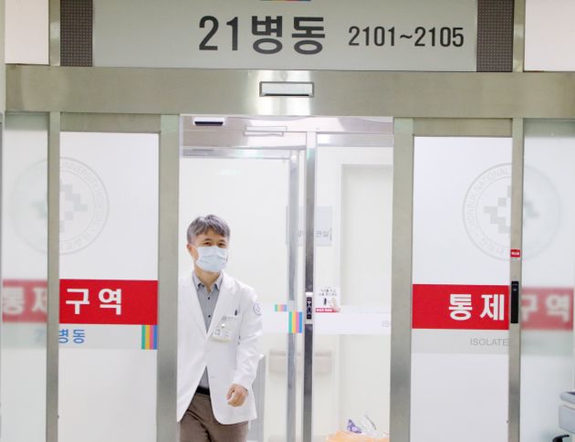 전주에 신종 코로나 바이러스(우한폐렴) 의심 증상을 보인 환자가 발생한 22일 전북 전주시 전북대학교병원 내 격리병동에서 병원 관계자가 나오고 있다.