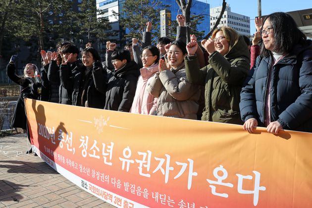 청소년들과 시민사회단체 등으로 구성된 촛불청소년인권법제정연대원들이 31일 오후 서울 여의도 지하철 국회의사당역 앞에서 만 18세 선거권 쟁취를 자축하며 기뻐하고 있다
