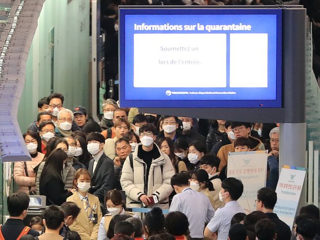 설 연휴 첫날인 24일 오전 인천국제공항 제1여객터미널에서 마스크를 쓴 해외여행객들이 출국장을 나서고 있다.