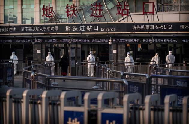 춘절인 25일 중국 베이징 지하철역에서 보건당국에서 나온 직원들이 드나드는 이들을 검사하기 위해 입구를 지키고 있다.