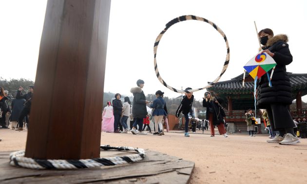 자료사진: 설날인 25일 오후 서울 중구 남산골 한옥마을에서 시민들이 고리던지기를 하고 있다. 2020.1.25