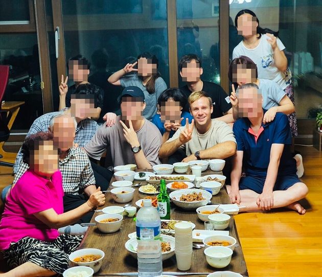 한국에 정착을 계획한 네덜란드인 브랜드 야닉씨가 지난 명절 한국인 친구의 집에서 가족들과 명절을 보내고 있다.
