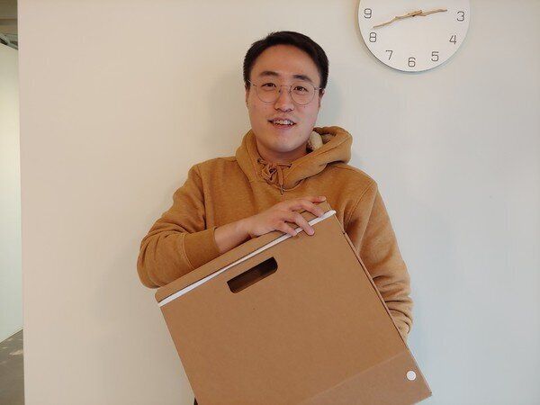 박대희 페이퍼팝 대표가 최근 출시한 종이가방을 들고 있다.
