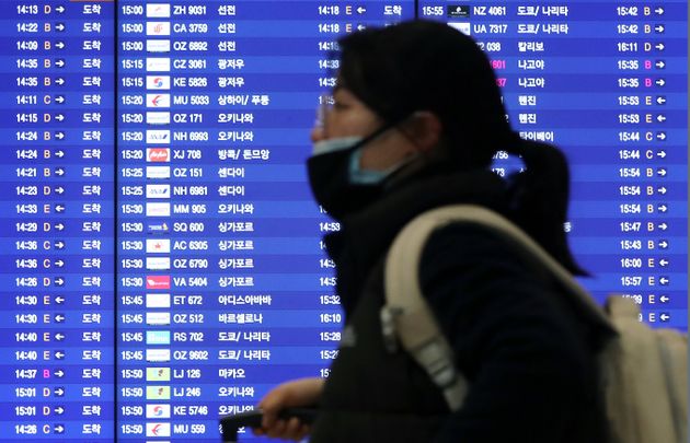 국내 네 번째 신종 코로나바이러스 확진환자가 발생한 가운데 27일 오후 인천국제공항 제1여객터미널에서 마스크를 쓴 승객이 입국하고 있다.