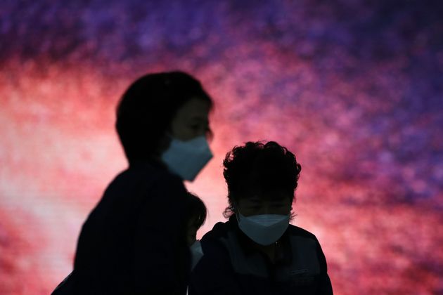 27일 인천공항에서 마스크를 쓰고 있는 사람들 