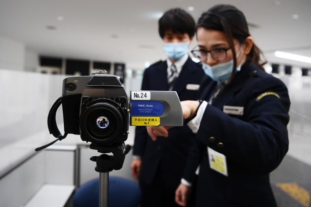 우한에서 온 승객들을 서모카메라로 지켜보는 나리타 공항 직원들. 2020. 1. 23.