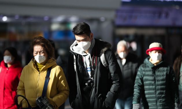 (자료사진) 1월30일 서울역 대합실에서 신종 코로나바이러스 감염증 예방을 위해 마스크를 쓴 시민들이 이동하고 있다.