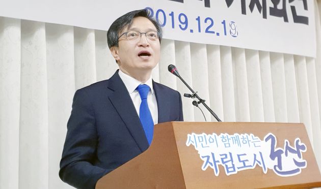 김의겸 전 청와대 대변인이 전북 군산시청에서 총선 출마를 선언하고 있다. 2019년 12월19일.