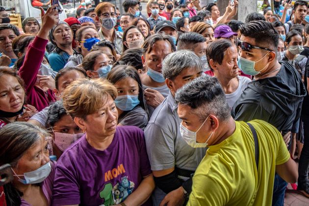 자료 사진: 1월 31일 필리핀 마닐라에서 마스크를 구매하려는 시민들이 약국 앞에 몰려와 서 있다. 필리핀 정부도 한국처럼 마스크 사재기를 단속 중이다.