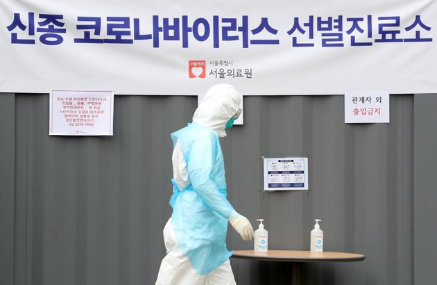 지난달 31일 오후 일곱 번째 우한폐렴(신종 코로나바이러스 감염증) 국내 확진자가 격리 조치된 서울 중랑구 서울의료원 선별진료소 앞에서 병원관계자가 이동하고 있다.