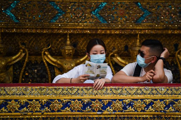 자료 사진: A tourist wearing a protective mask visits at Wat Phra Kaew in Bangkok, Thailand, 01 February 2020. 