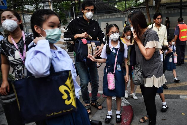 자료 사진: Parents bring their kids to school wearing protective face masks in Bangkok on February 3, 2020.