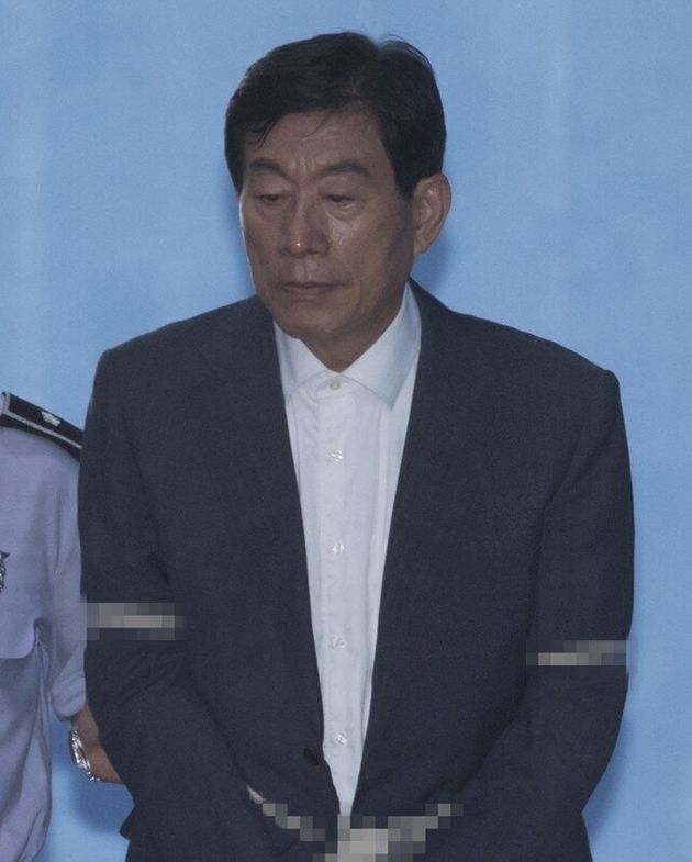 원세훈 전 국가정보원장이 2017년 8월30일 서울고등법원 파기환송심에서 법정 구속됐다. 2015년 10월 보석으로 풀려난 지 22개월 만이다.
