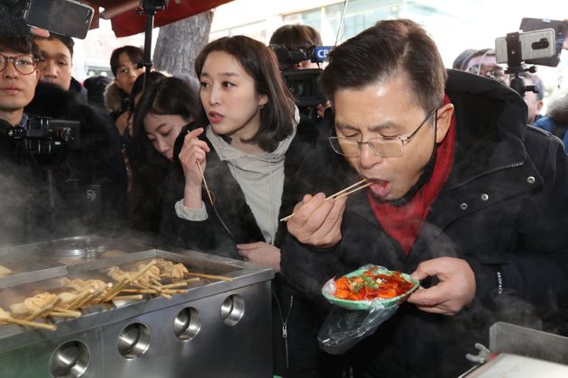 21대 총선에서 종로 지역구 출마선언을 한 황교안 자유한국당 대표가 지난 9일 오후 서울 종로구의 한 분식집을 찾아 떡볶이를 먹고 있다. (자유한국당 제공)
