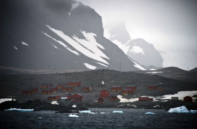 View of the Argentinian Esperanza military base from the Brazilian Navy's Oceanographic Ship Ary Rongel in Antarctica on March 5, 2014.    AFP PHOTO /VANDERLEI ALMEIDA        (Photo credit should read VANDERLEI ALMEIDA/AFP via Getty Images)
