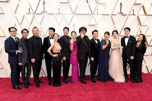 HOLLYWOOD, CALIFORNIA - FEBRUARY 09: Director Bong Joon-ho (C) with cast and crew of 'Parasite' attend the 92nd Annual Academy Awards at Hollywood and Highland on February 09, 2020 in Hollywood, California. (Photo by Jeff Kravitz/FilmMagic)