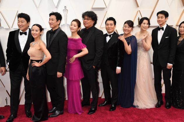 HOLLYWOOD, CALIFORNIA - FEBRUARY 09: Director Bong Joon-ho (C) with cast and crew of 'Parasite' attend the 92nd Annual Academy Awards at Hollywood and Highland on February 09, 2020 in Hollywood, California. (Photo by Jeff Kravitz/FilmMagic)
