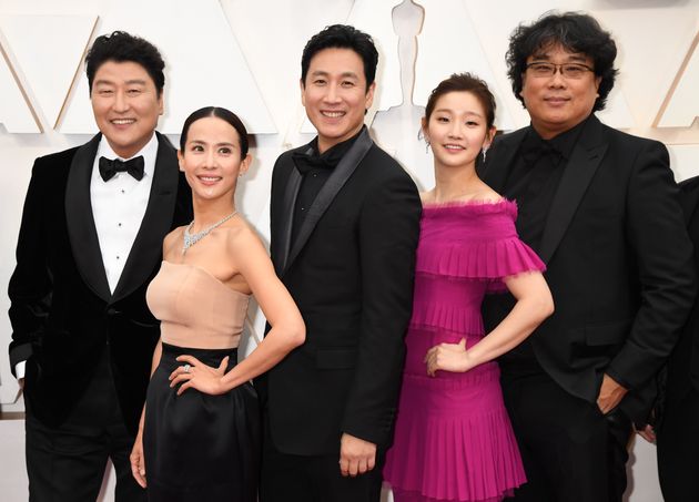 HOLLYWOOD, CALIFORNIA - FEBRUARY 09: Director Bong Joon-ho (R) with cast and crew of 'Parasite' attend the 92nd Annual Academy Awards at Hollywood and Highland on February 09, 2020 in Hollywood, California. (Photo by Jeff Kravitz/FilmMagic)